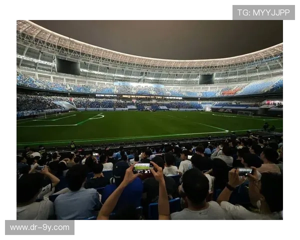 传统阵容足球战术革新与现代足球风格融合的探索与分析